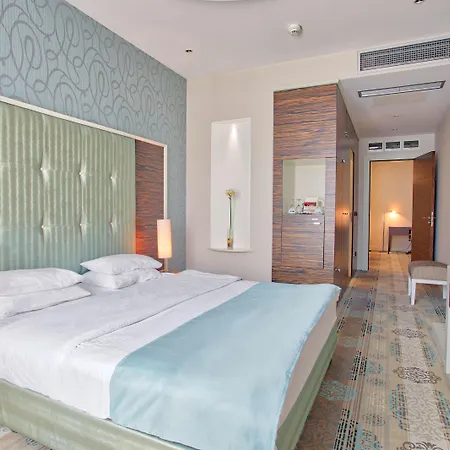 Crystal Hotel 4*